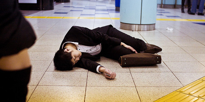 A man sleeps as he waits for his train home. Source: yournewswire.com